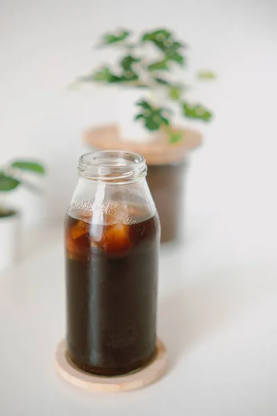 Eine Vertikale Aufnahme Eines Glases Eiskaffee Mit Pflanzen Der Seite — Stockfoto