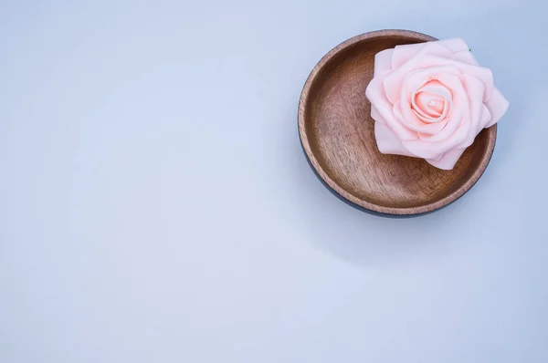Różowy Kwiat Róży Drewnianej Misce Niebieskiej Powierzchni Piękno Aromaterapia — Zdjęcie stockowe