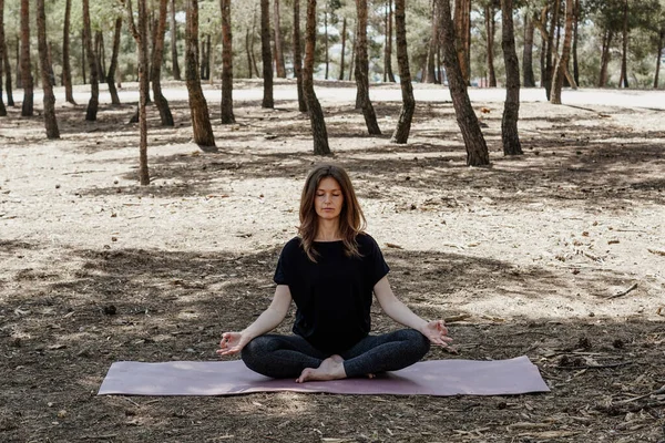 Eine Frau Mittleren Alters Sportkleidung Meditiert Einem Park — Stockfoto