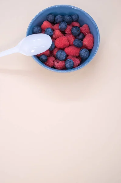Vertical Shot Bowl Fresh Berries Plastic Spoon Isolated Light Background — Stock Photo, Image