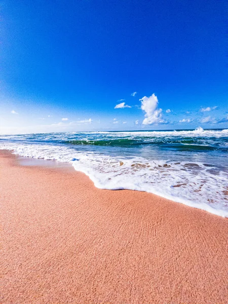 Vertishot Ondas Espuma Atingindo Uma Praia Areia — Fotografia de Stock