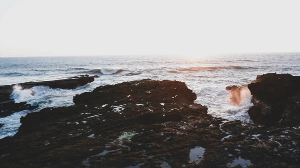 바위투성이 해안에 아름다운 물보라가 — 스톡 사진