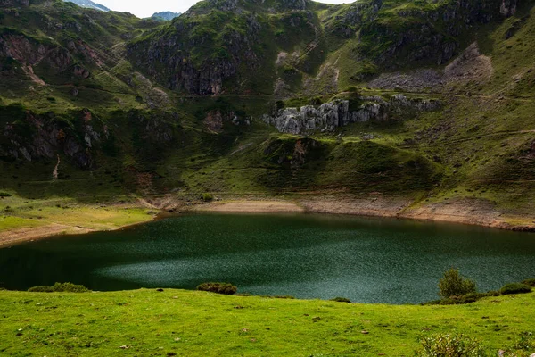 Pequeno Lago Cercado Por Colinas Rochosas — Fotografia de Stock