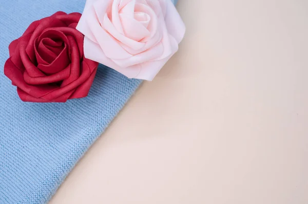Zbliżenie Dekoracyjne Sztuczne Kolorowe Róże Niebieskim Materiale — Zdjęcie stockowe