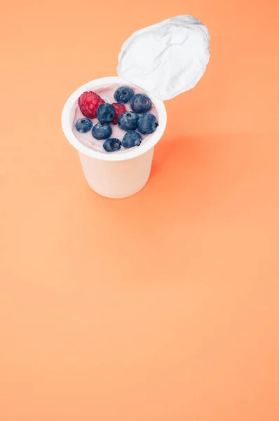 Bär Yoghurt Plastmugg Orange Bakgrund — Stockfoto