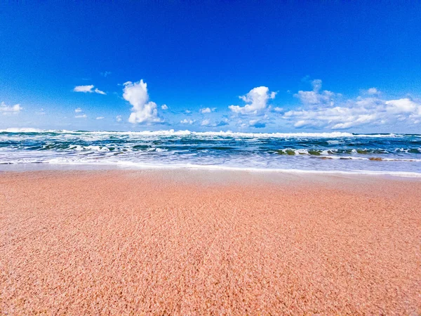 Closeup Shot Foam Waves Hitting Sandy Seashore Beach — Stock Photo, Image