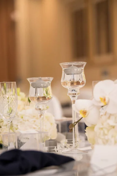 Une Table Mariage Décorée Fleurs Blanches Bougeoirs Verre — Photo