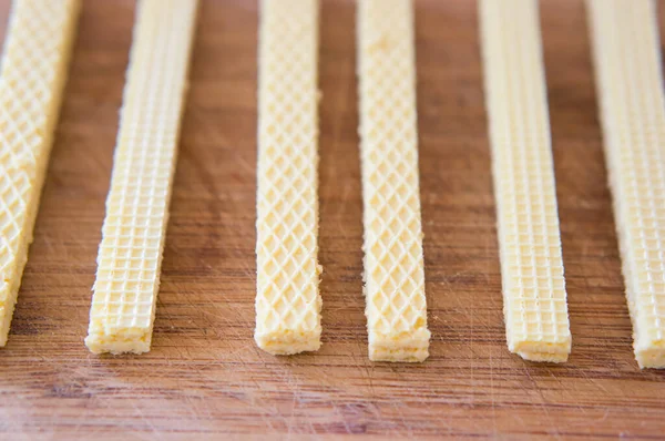 Close Uma Linha Dos Waffles Cremosos Crocantes Doces Superfície Madeira — Fotografia de Stock