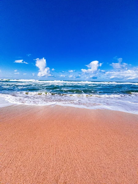 Vertical Shot Foam Waves Hitting Sandy Seashore Beach — Stock Photo, Image