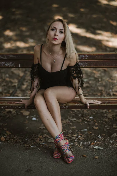 Sexy Blonde Female Posing Wooden Bench Park — Stock Photo, Image