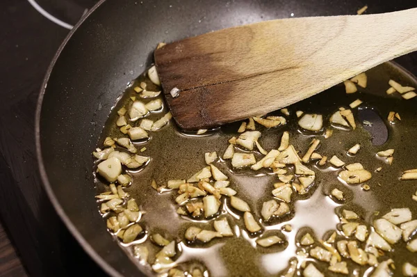 Egy Közeli Felvétel Sült Fokhagyma Darabokból Olajban — Stock Fotó