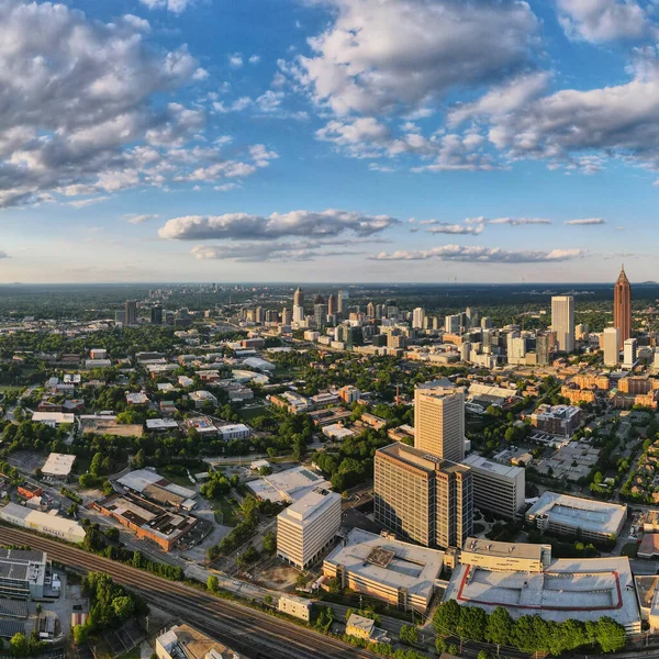 Una Vista Panoramica Grattacieli Una Città Cielo Nuvoloso — Foto Stock