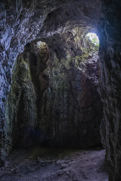 Uma Vista Misteriosa Entrada Para Luz Soucre Uma Caverna — Fotografia de Stock