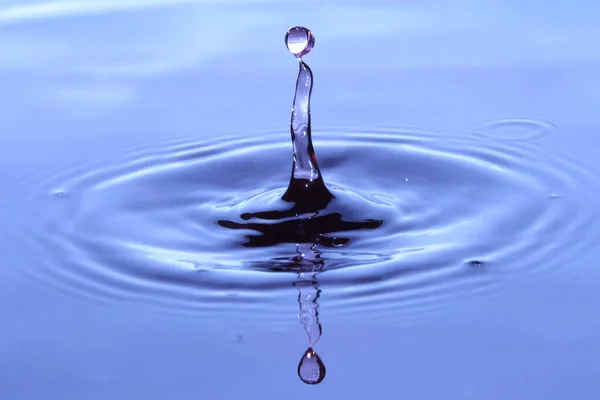 Primer Plano Una Gota Agua Goteando Agua Con Reflejo Azul —  Fotos de Stock