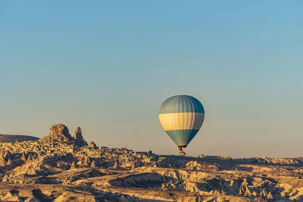 Een Blauw Witte Heteluchtballon Stijgt Cappadocië Turkije — Stockfoto