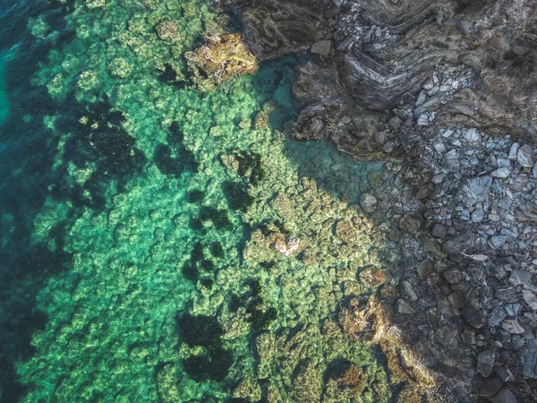 岩の多い海岸の空中トップビュー 壁紙に最適です — ストック写真