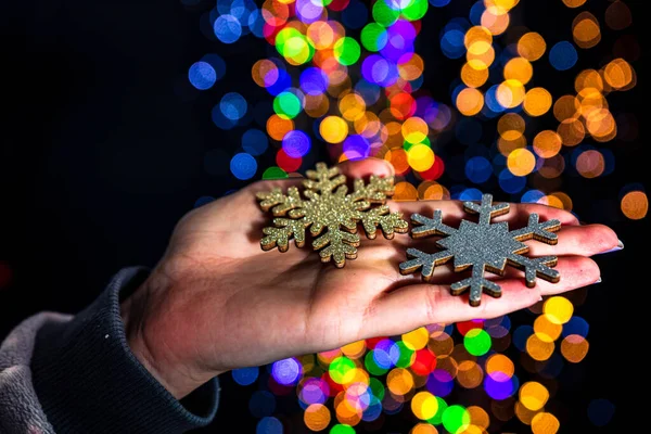 Hålla Jul Snöflinga Dekoration Isolerad Bakgrund Med Suddiga Ljus — Stockfoto