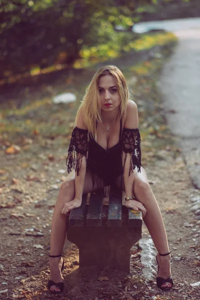 Une Femme Blonde Sexy Posant Sur Banc Bois Dans Parc — Photo