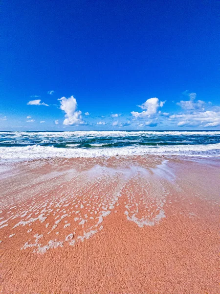 Colpo Verticale Onde Schiuma Che Colpiscono Una Spiaggia Sabbiosa — Foto Stock