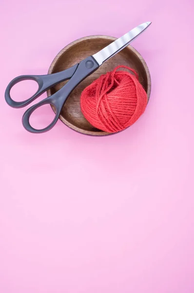 Vertical Shot Scissors Cotton Yarn Pink Surface Copy Space — Stock Photo, Image