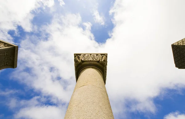 Tiro Ângulo Baixo Monumento Didgori Didgori Geórgia Contra Céu Nublado — Fotografia de Stock