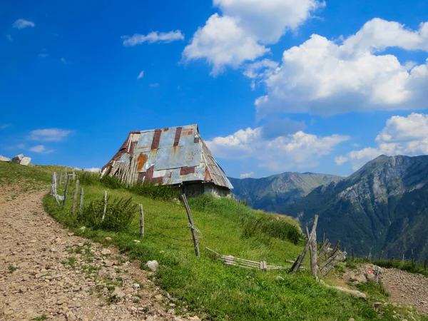 Large Hut Metal Scrap Roof Hillside — Stock Photo, Image