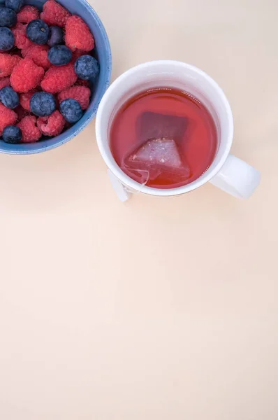 Eine Vertikale Aufnahme Einer Schüssel Mit Blaubeeren Und Himbeeren Mit — Stockfoto