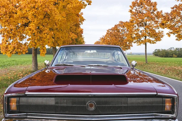 Винтажный Классический Автомобиль Дороге Осенью — стоковое фото