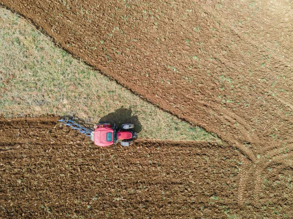 Una Vista Aérea Campo Arado Del Tractor Temporada Primavera —  Fotos de Stock