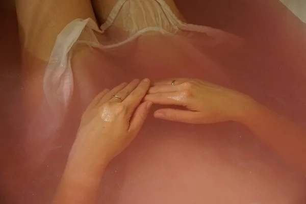 風呂の中で女性のクローズアップショット — ストック写真