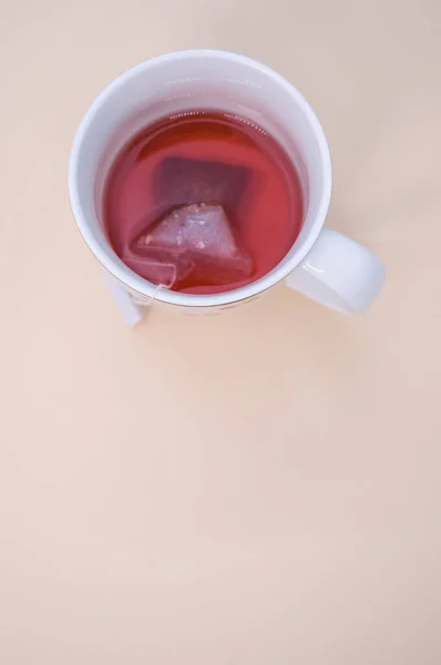 Una Toma Vertical Una Taza Blanca Con Aislado Sobre Fondo — Foto de Stock