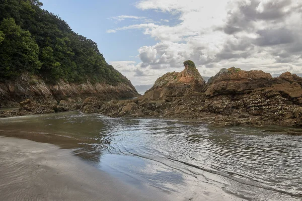 Paisaje Fascinante Estanque Claro Entre Acantilados Con Cielo Nublado Fondo — Foto de Stock