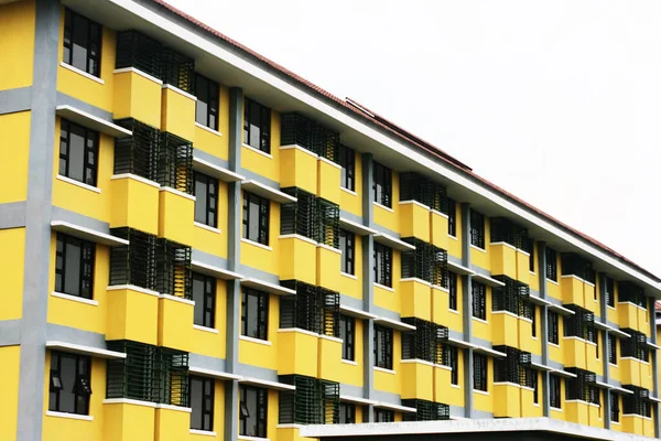 Una Fachada Edificio Amarillo Negro Con Balcones —  Fotos de Stock