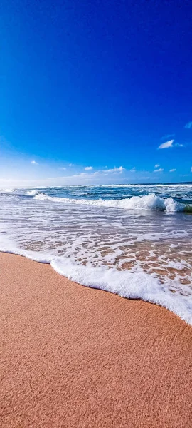 Tiro Vertical Ondas Espuma Atingindo Uma Praia Areia — Fotografia de Stock