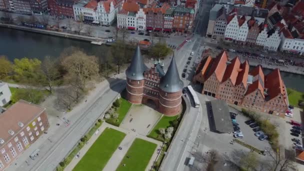Eine Aufnahme Von Oben Vom Holstentorplatz Lübeck Deutschland — Stockvideo