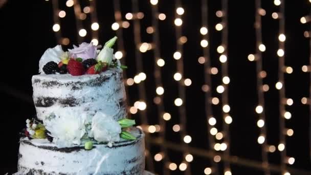 아름다운 층짜리 케이크에 사랑의 편지를 테이블에 올려놓은 — 비디오