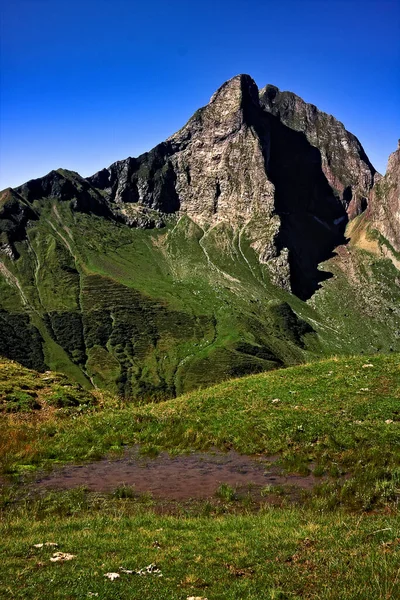 Paysage Magnifique Haute Montagne Rocheuse Sous Beau Ciel Sans Nuages — Photo