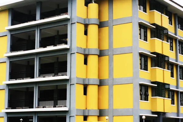 Uma Fachada Edifício Amarelo Preto Com Varandas — Fotografia de Stock