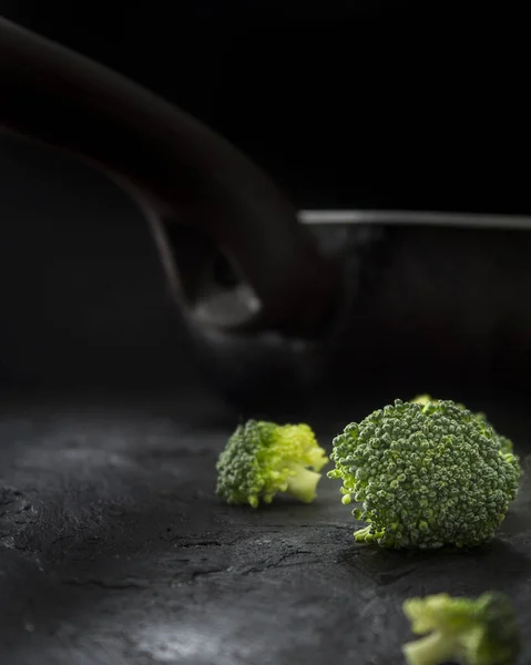 Disparo Vertical Pequeños Trozos Brócoli Sobre Una Superficie Oscura Oxidada — Foto de Stock