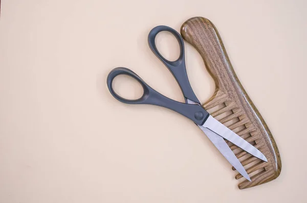 Closeup Shot Scissors Hair Comb Beige Surface Copy Space — Stock Photo, Image