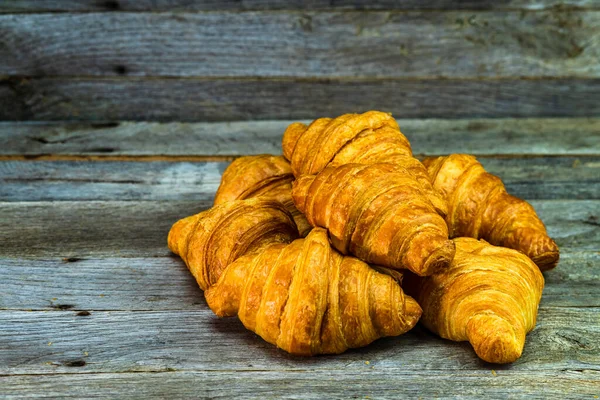 Deliciosos Cruasanes Frescos Aislados Superficie Madera Desayuno Francés —  Fotos de Stock