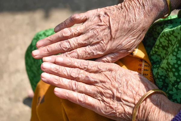 Ένα Κοντινό Πλάνο Δύο Όμορφων Ρυτιδιασμένων Χεριών Μιας Ηλικιωμένης Κυρίας — Φωτογραφία Αρχείου