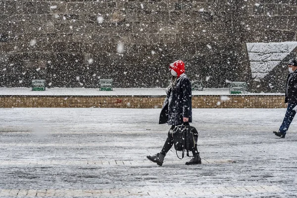 Uma Bela Foto Uma Mulher Andando Rua Sob Queda Neve — Fotografia de Stock