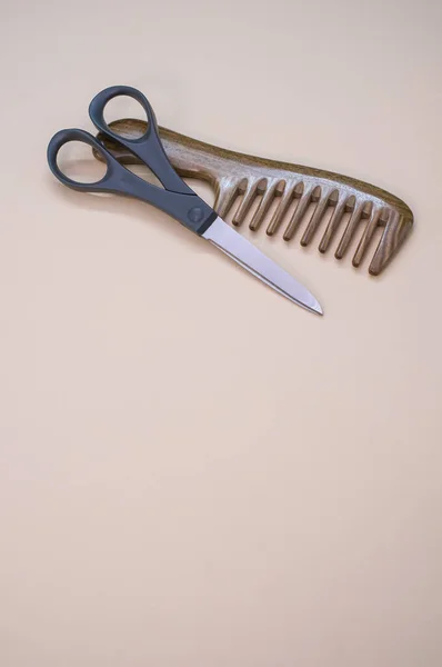 Closeup Shot Scissors Hair Comb Beige Surface — Stock Photo, Image