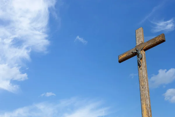 Tiro Ângulo Baixo Crucifixo Madeira Contra Céu Azul Nublado — Fotografia de Stock