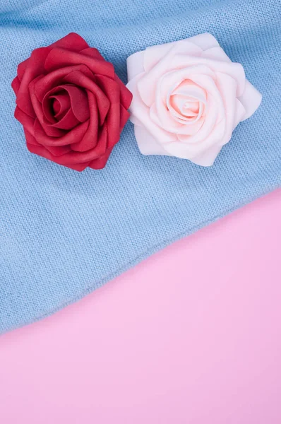 Close Das Rosas Coloridas Artificiais Decorativas Tecido Azul — Fotografia de Stock