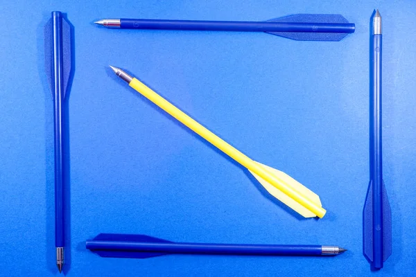 상단을 가리키는 중간에 하나의 노란색 다트와 파란색 다트로 구성된 사각형 — 스톡 사진
