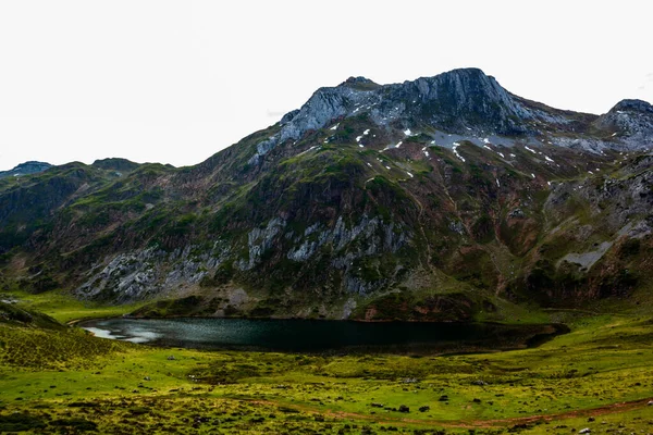 Pequeno Lago Rocha Contra Céu Branco — Fotografia de Stock