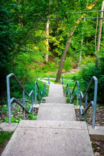 Una Vista Natural Una Escalera Estrecha Con Barandillas Metálicas Antiguas — Foto de Stock