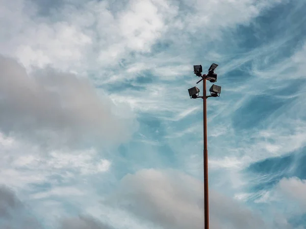 Una Toma Ángulo Bajo Una Luz Calle Fondo Del Cielo — Foto de Stock